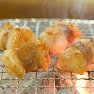 脂の深い甘みと、ジューシーな味。ビールにもご飯にもピッタリの最高のホルモンです。