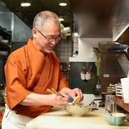 洋食での経験、そして開業して以来磨き続けてきた和食の腕、その両方が合わさることで生まれるのが【味乃家　もっく】の料理。バリエーション豊かな料理を楽しんでもらえることをモットーにしています。