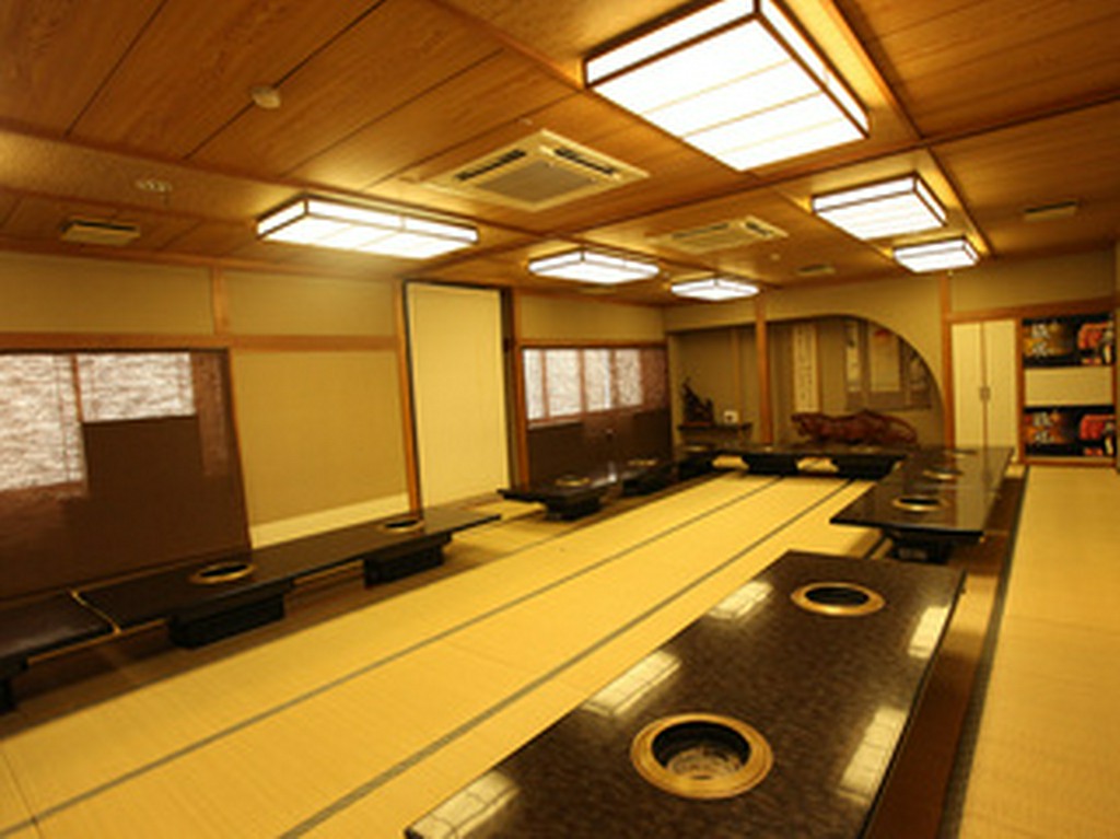 大人数のご宴会は45名様まで入れる会場貸切りでワイワイ大騒ぎ！