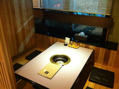 落ち着く個室席。カップルでしっぽり焼肉はいかが？