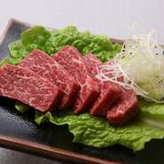 牛の赤身の中でもやわらかいとされる「シンシン」を厚切りにし、肉の旨みを味わえる一品です。