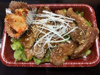 ご飯の上にサンチュ、黒毛和牛カルビ、ネギ、ゴマ、キムチ付き