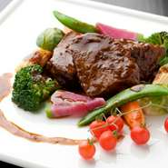 牛ホホ肉をマルサラ酒とワインに一晩漬込み、じっくり煮込んだスペシャリテ