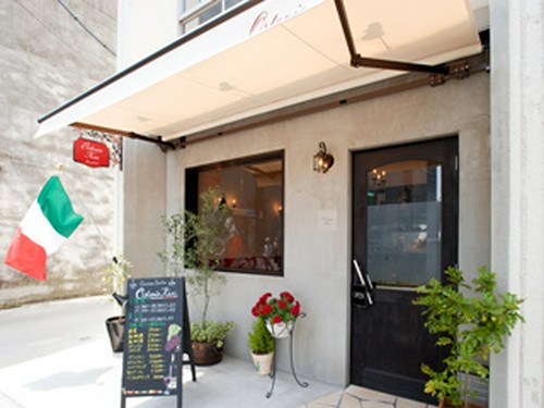 久喜駅西口より徒歩3分。イタリア国旗が目印です