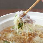 当店特製の美味しい出汁でいただくしゃぶしゃぶです。キャベツの千切りとの相性もバッチリです。