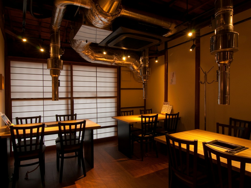 ゆったりしてシックな印象の2階席、女子会にも利用できます