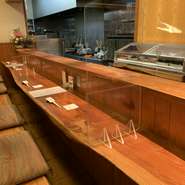 掘りごたつのカウンターは６席でゆっくりスペースです