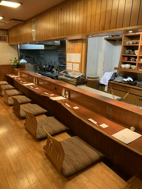 カウンターで安心して食事ができる