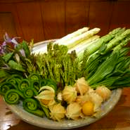 春は、佐賀からの極太ホワイトアスパラや、若筍、博多つぼみな、こごみ
行者にんにく、菜の花、そら豆、がん足、京かんざしなどの珍しい食材もご用意。
素材本来の旨味を楽しんで頂ける、天婦羅やサラダでどうぞ！