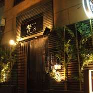 隠れ家的な店構え。