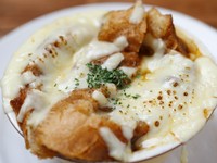 タマネギの旨みがとけたスープに、大きくカットしたパンを入れ、たっぷりチーズをのせて焼きあげました。