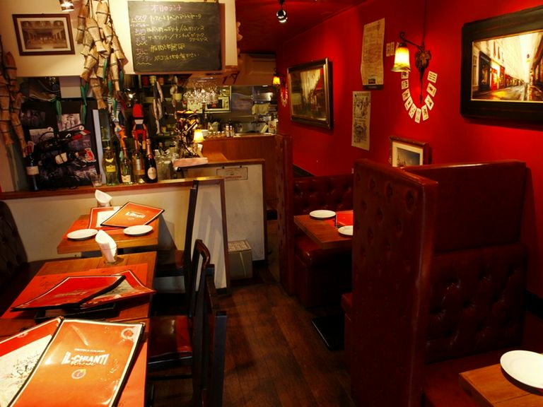イタリアのバールを思わせる店内