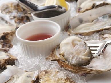 冷えた白ワインと好相性の　『生ガキ』