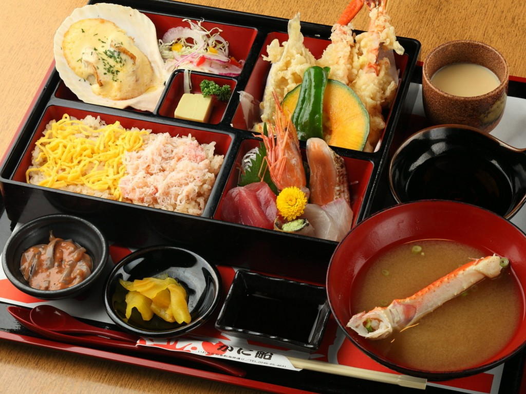かに船膳　（幕の内、茶碗蒸、小鉢、お新香、かに汁）
