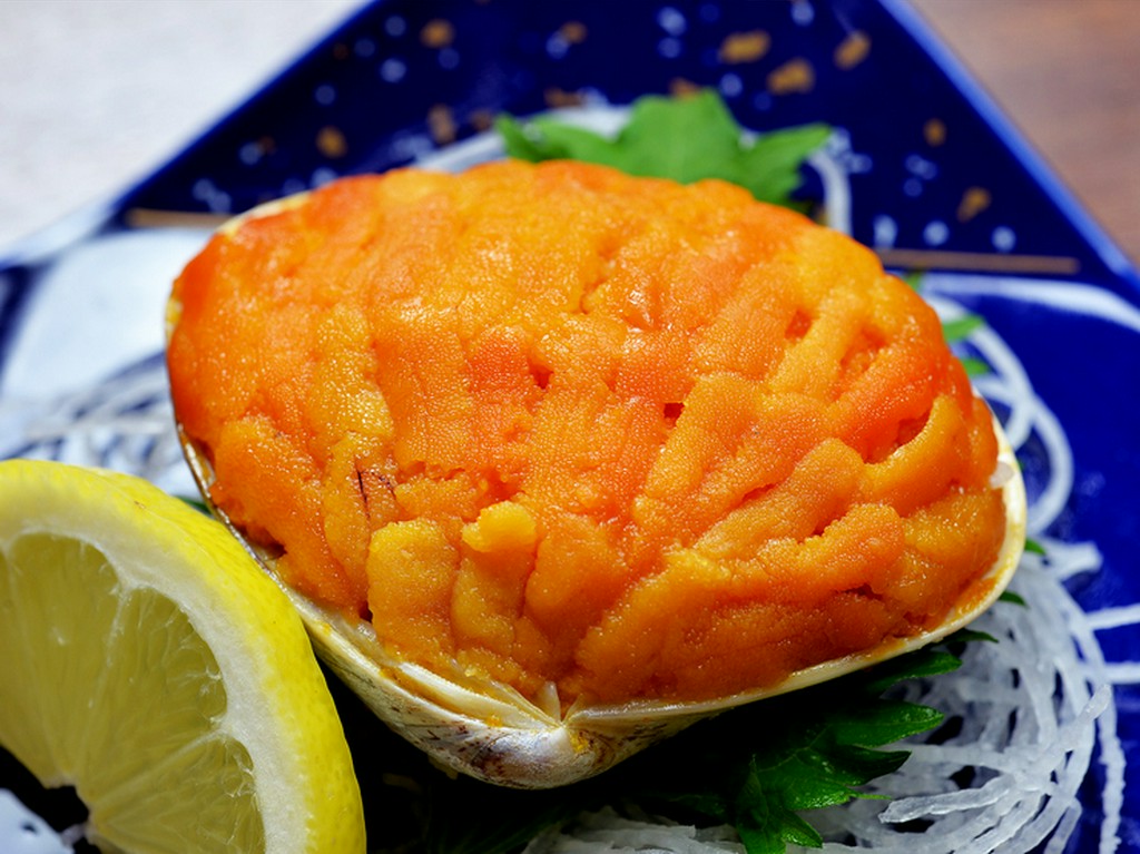 ハマグリの殻にウニ7個分を盛りこんだ『うにの貝焼き』