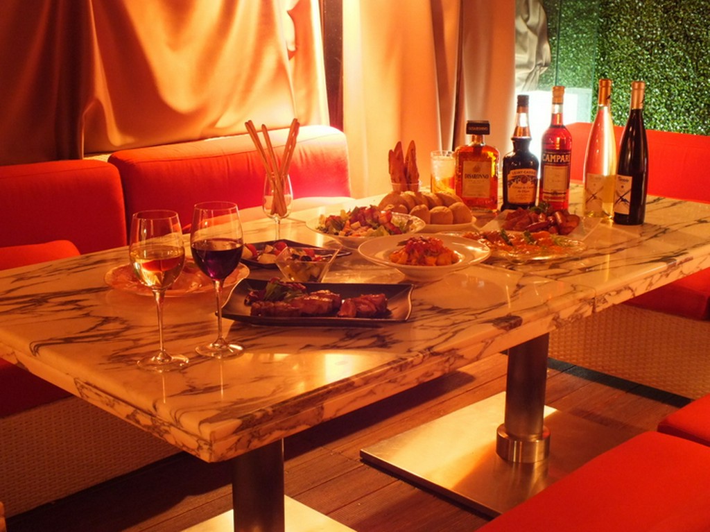 夜風を感じる半テラス席でゆったり