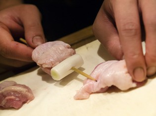 選び抜いた朝びきの鶏肉は、生でも味わえるほどの新鮮さ