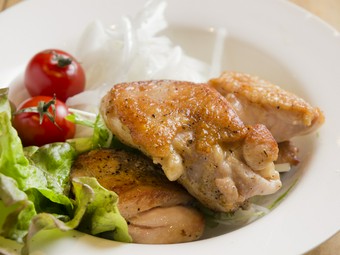 焼き鳥のほかにも、さまざまな人気鶏料理があります