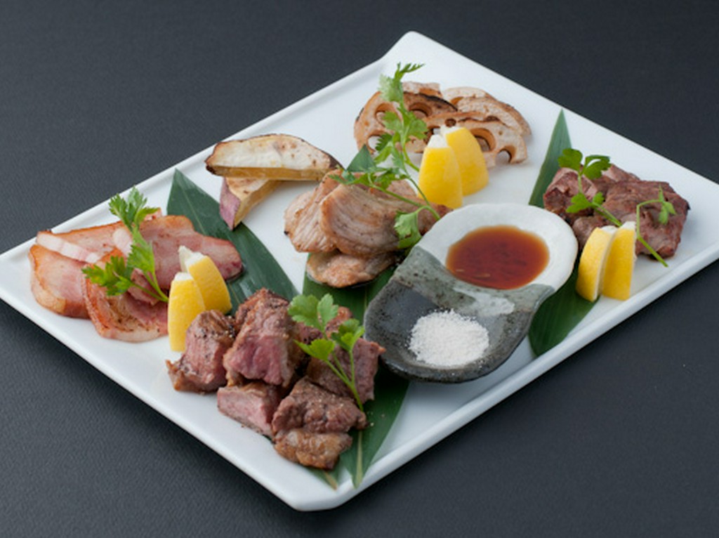 新鮮なお肉や内臓部位、旬の野菜をシンプルに焼き上げました。