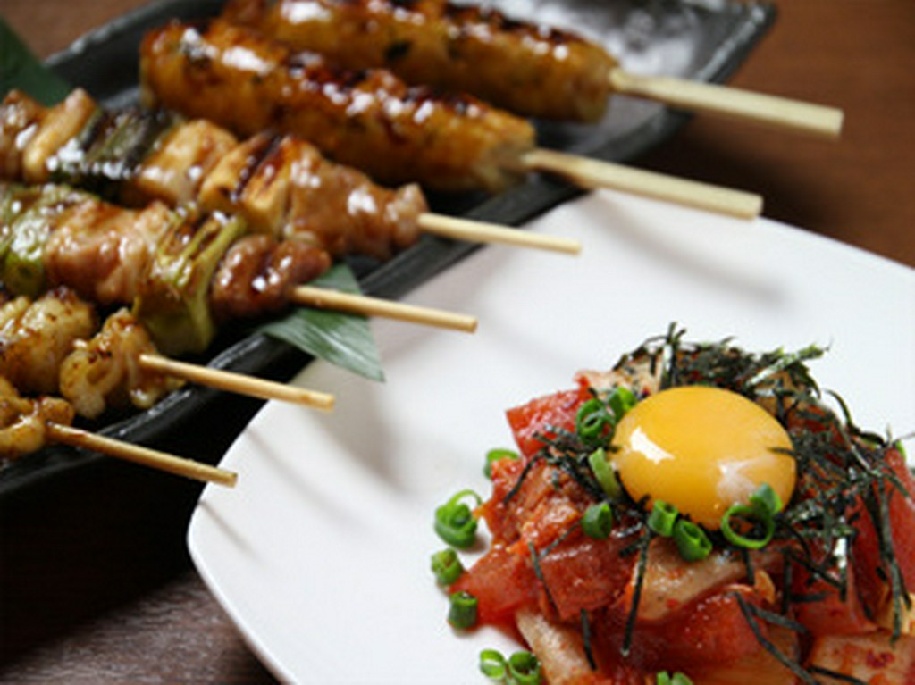 焼鳥各種とマグロとキムチのコリアン風（750円）