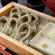 高校時代に日本海を旅し、縁あって辿り着いた新潟の食に感動。以来、この道ひと筋32年の料理長が腕をふるう、郷土料理が味わえます。『へぎ蕎麦』や『のどぐろ（姿一尾）』など、ここならではのメニューが満載です。