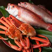 カニやノドグロをはじめとした日本海の幸のほか、新潟の伝統食材「くるま麩」を、新潟に暮らす実姉を通じて直送。また、独自のルートで仕入れた台湾産の高級カラスミを驚きの価格で提供しています。