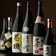 新潟の地酒が充実。レアな銘柄から王道のものまで、常時30種類ほどが並びます。また、店主が全国から厳選した、注目の日本酒が10種類ほどラインナップ。ぜひお試しを。