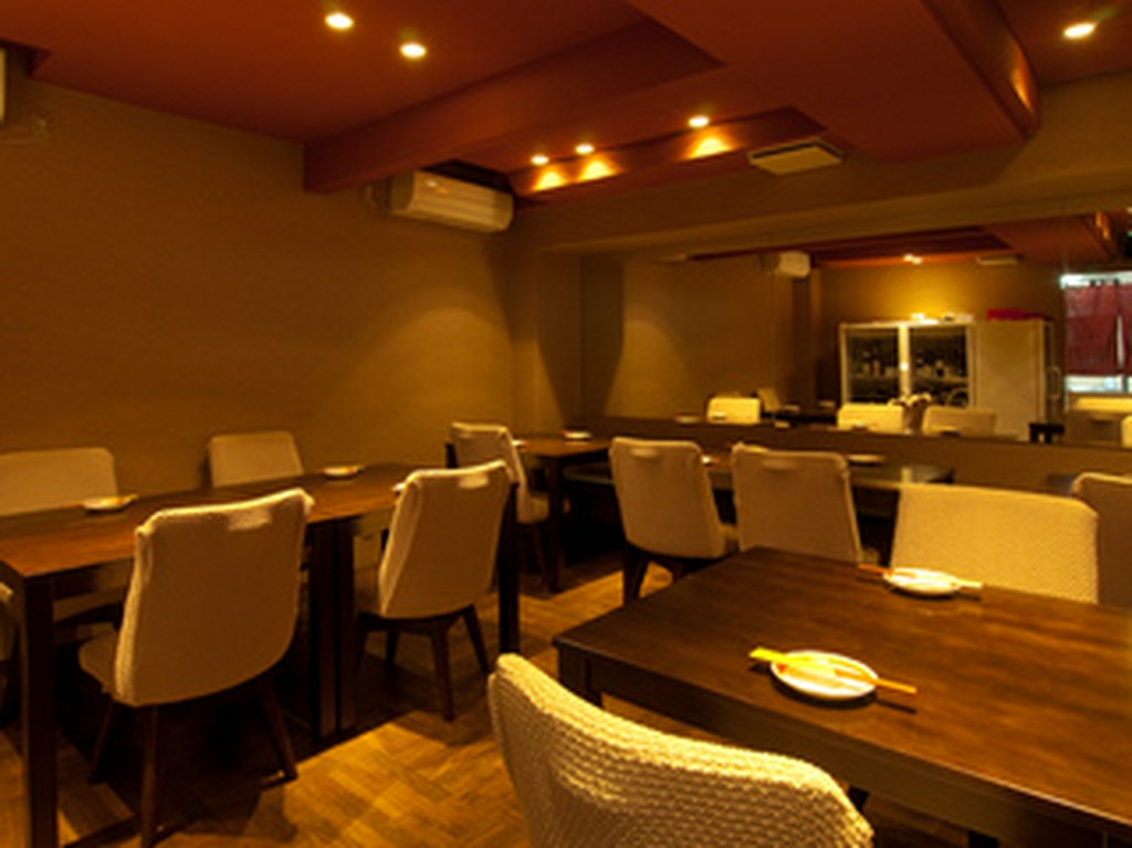 リーズナブルな価格のコース料理を、みんなでいっしょに楽しんで