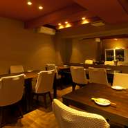 2階には、20名以上が座れるスペースも。14名以上で貸切もOKです。3000円のコース料理は、プラス1000円で新潟から直送したカニを付けることも。また、予算に応じたコースは2名から可能なので、ぜひ相談してください。