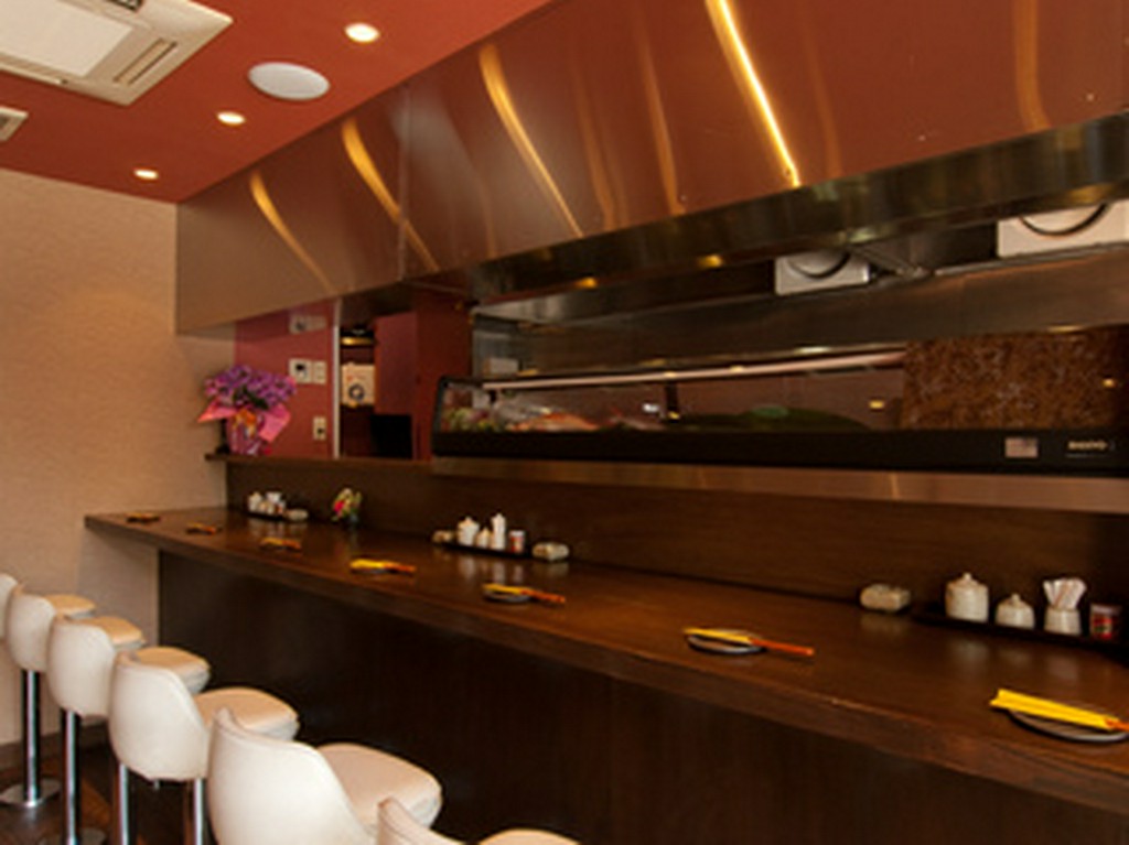 常連も多いので、カウンター越しに気軽に話しかけて