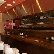 常連も多いので、カウンター越しに気軽に話しかけて