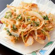 大きなかき揚げです。お酒との相性ばっちりのひと品です。