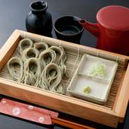 新潟名産の、海藻をつなぎに使ったそば。喉越しが抜群で、お酒の〆に最適な逸品です。