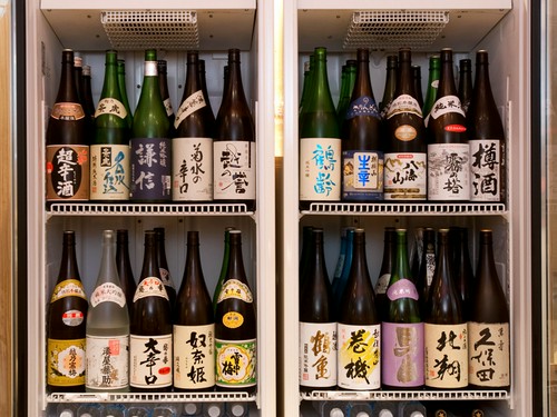 きりっと冷えた日本酒を、30～40種類用意しています