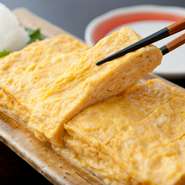 新潟名産の「へぎそば」のそばつゆで卵4個を使い焼き上げた、ボリューム満点のひと品。注文を受けてから調理するので、いつでも焼き立てが味わえます。手づくりの温もり、懐かしの味を召し上がってください。