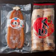 1ｇ400円にものぼる、台湾産の「カラスミ」を独自のルートで仕入れ。驚きの価格で味わえます。また、新潟在住の実姉が直送してくれる、伝統食材「くるま麩」をつかった揚げ煮も、ぜひ試してみてください。