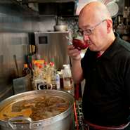 流行り廃りの激しい東京にあって、地元に密着した店づくりを目指しています。おいしい料理を提供することはもちろん、真心が通った接客をすることで、親しい常連のお客さんたちも増えています。