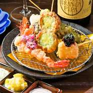旬の野菜・人気の食材に、ひと工夫した天ぷら！
衣に、そば粉を使用し、サックサクに仕上げてます～