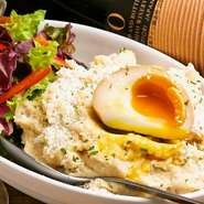 ジャガイモはコンソメをつかい茹でているので、味が良くなじんだ『ポテトサラダ』に。上にのせた燻製玉子の黄身が美味しさを一段と引き立てています。野菜はすべて自家農園の有機野菜を使用。