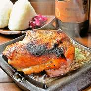 鳥取から仕入れる朝引きの「大山鶏」はクサミのないジューシーな鶏。焼いたり蒸したり、色々な調理法でお出ししています。外はカリッと焼き上げた柔らかいモモ焼きは人気の一品です。