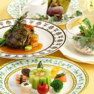 前菜、魚料理、肉料理、デザートを数種類のメニューから選ぶ、プリフィックス・スタイルのランチコースです