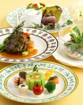 前菜、魚料理、肉料理、デザートを数種類のメニューから選ぶ、プリフィックス・スタイルのランチコースです