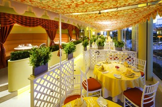 おとぎの国に訪れたような 華やかで幻想的な空間