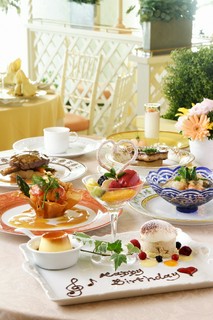 ランチは＜完全２部制＞で＜コース料理＞のみ