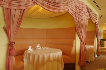 雰囲気のあるカップルシートでのゆったりディナーがおすすめ　