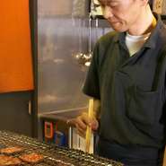 牛たんの滋味を引出す為に調理には工夫が凝らされ、仙台牛たん独特の風味と柔かさを生む。
利久では、仕込みから全て人の手で行う。
熟練の焼き手が調理した牛たんは、肉厚なのに歯切れが良く利久独自の旨味がある。