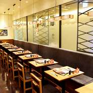 適度な賑わいと、ゆったりとした席の作りが、居心地の良い空間を演出しています。

