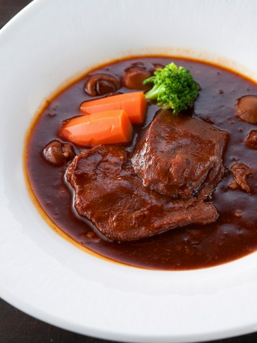 特性デミグラスソースで仕上げた牛たんシチュー！