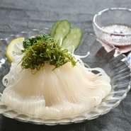 その時期にしか食べられない旬のものが味わえます。
9月以降は新鮮な筋子を、店内で特製の醤油ダレで漬けた「自家製いくら醤油漬け」や、時期により、その日にあがったマイカ、ヤリイカなどもご賞味下さい。