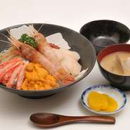 函館朝市にある店なので、朝早くから営業しています。特にいかはいつも新鮮な物が食べられます！